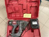 Les outils se trouvent dans la mallette posée par terre dans la pièce.