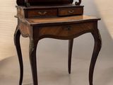 un petit bureau en bois surmonté d'un miroir