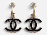 une paire de boucles d'oreilles Chanel sur fond blanc