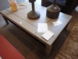 une table basse sur laquelle sont posées deux lampes, dans un salon
