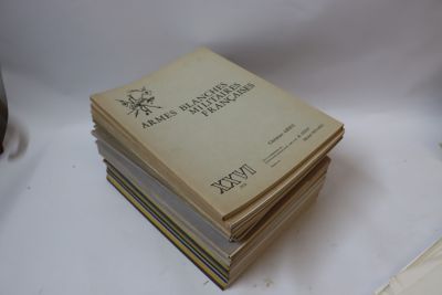 plusieurs livres empilés sur une table