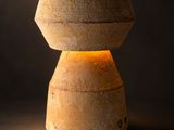 une lampe posée sur une table