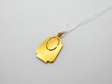 un collier plaqué or orné d'un petit visage