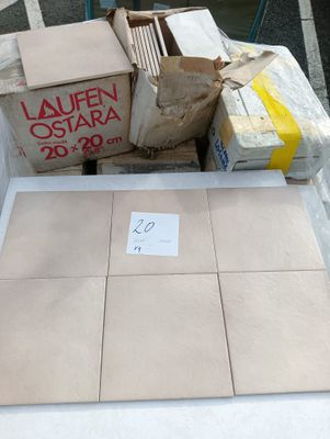 une pile de cartons posée sur une table, avec une étiquette de prix dessus