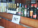 un bar avec de nombreuses bouteilles d'alcool sur le comptoir