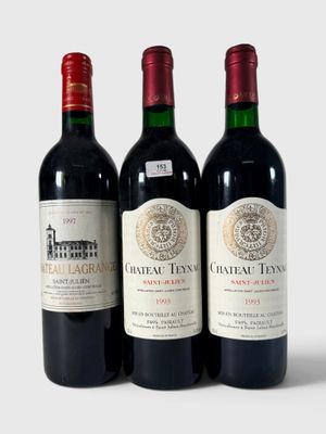 trois bouteilles de vin rouge sont alignées sur une surface blanche