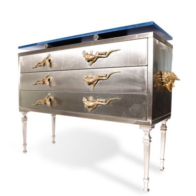 une photo d'une commode argentée et bleue