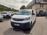 une camionnette blanche garée dans un parking