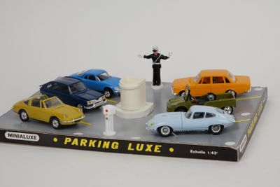 une exposition de petites voitures et un homme debout dessus