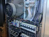 une machine sur laquelle sont branchés tout un tas de fils