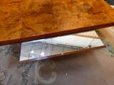 une table en bois sur laquelle se trouve un miroir