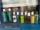 de nombreux types différents de gels hydroalcooliques sur le comptoir