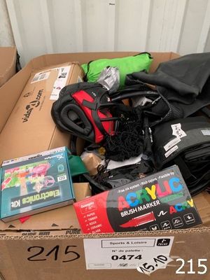 une boîte en carton contenant un certain nombre d'objets
