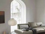 un salon avec un canapé et un tapis au sol