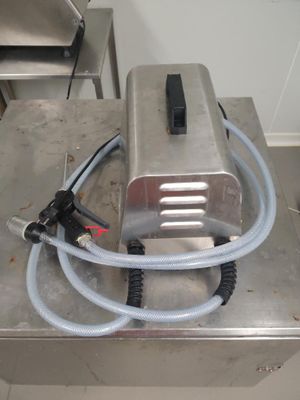 un grille-pain posé sur une table