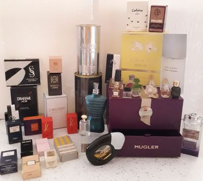 de nombreux types de parfums et de produits de beauté sur la table