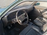 une voiture verte avec des sièges et un tableau de bord en cuir noir