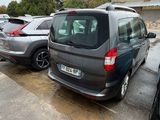 plusieurs voitures garées les unes à côté des autres dans un parking