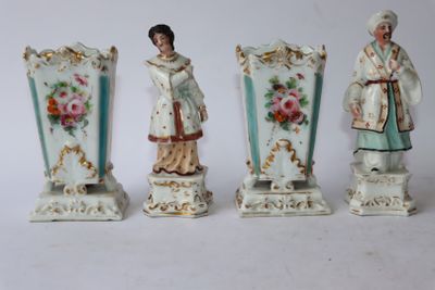 quatre figurines en porcelaine représentant des femmes, de styles et de couleurs variés