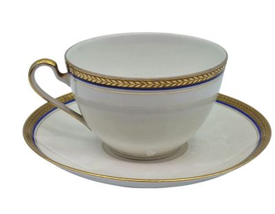 une tasse et une soucoupe sur une table blanche