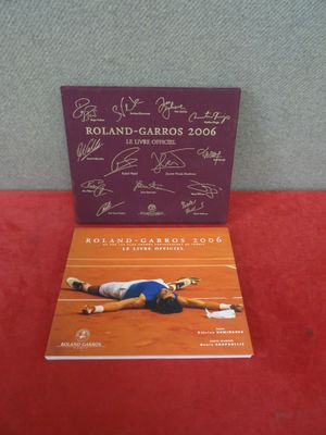 le livre est posé par terre à côté d'un joueur de tennis