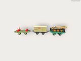 un petit train miniature avec un wagon transportant un chargement de bois