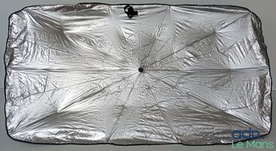 un parapluie argenté avec un manche noir posé sur une table