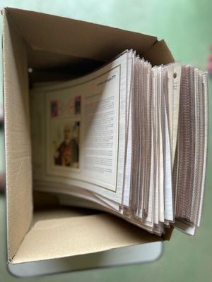 une boîte contenant tout un tas de papiers