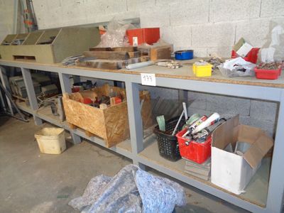 un établi sur lequel sont posés de nombreux objets, dans un garage