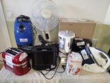 tout un tas d'appareils électroménagers posés sur une table