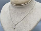 gros plan d'un mannequin portant un collier