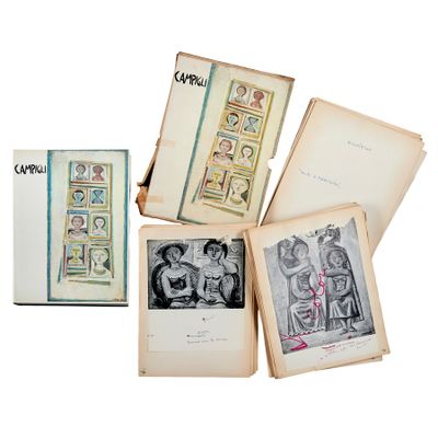 plusieurs vieux livres sur lesquels figurent des images de personnes assises les unes sur les autres