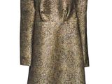 une robe dorée à manches bouffantes et à encolure