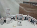 Plusieurs cartons contenant des téléphones sont empilés les uns sur les autres sur une table