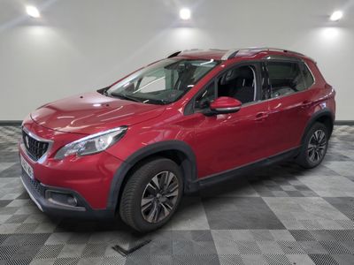 un 4x4 rouge garé dans un garage au sol en damier