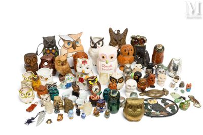 de nombreuses figurines de toutes sortes sur un fond blanc