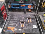 une caisse à outils avec des outils posés sur une table
