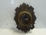 une horloge posée sur une table