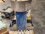 une machine posée sur une palette dans un entrepôt