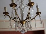 un lustre suspendu au plafond d'une pièce