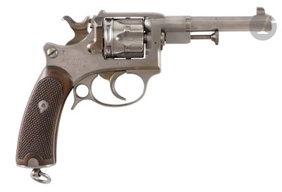 photo d'archive représentant un gros plan d'un revolver sur fond blanc, gros plan d'un revolver sur fond blanc par John Gibson