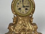une horloge en or posée sur une table