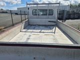 un camion garé sur un parking près d'une clôture