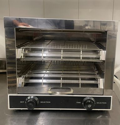 une photo d'un four grille-pain posé sur un plan de travail dans une cuisine