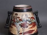 un vase avec un tableau posé sur une table