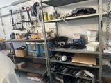 une pièce remplie d'une multitude d'outils et de matériel