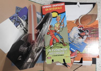 une pile de livres et une paire de ciseaux posés sur une table