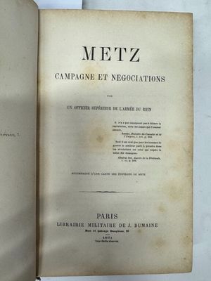 un livre ouvert sur une table blanche avec une photo en noir et blanc