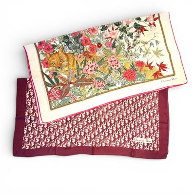 DIOR Lot comprenant : - Carré en soie à décor d'un renard pa… - Photo 1