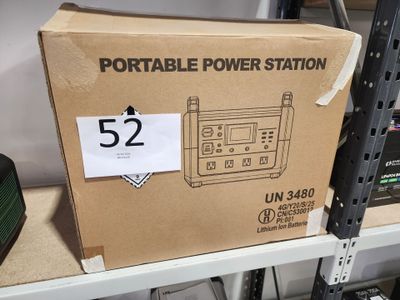 une boîte en carton posée sur une étagère, sur laquelle est représentée une centrale électrique